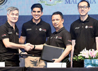 Syed Saddiq (second left) and Mohamad Norza Zakaria (third left) attend the Under-15 Badminton Championship. (photo: Bernama)