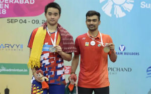 Soong Joo Ven (L) poses next to Sameer Verma at the 2018 Hyderabad Open award ceremony. (photo: AFP)
