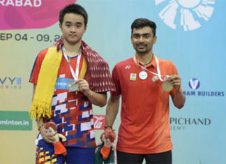 Soong Joo Ven (L) poses next to Sameer Verma at the 2018 Hyderabad Open award ceremony. (photo: AFP)