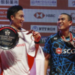 Kento Momota shares a light moment with Khosit Phetpradab during the Japan Open award ceremony. (photo: AFP)