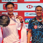 Kento Momota (L) and Khosit Phetpradab pose on the podium of the men final of Japan Open. (photo: AFP)