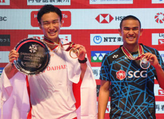 Kento Momota (L) and Khosit Phetpradab pose on the podium of the men final of Japan Open. (photo: AFP)