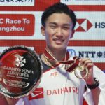 Kento Momota with his Japan Open trophy. (photo: AFP)
