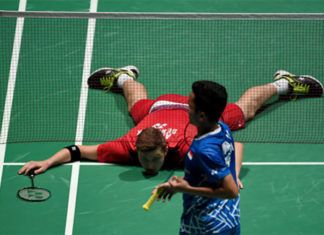 Anthony Sinisuka Ginting (blue) overcome Viktor Axelsen to reach China Open semi-finals. (photo: AFP)