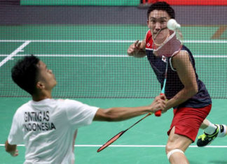 Anthony Sinisuka Ginting plays Kento Momota in China Open final. (photo: AFP)