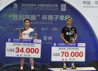 Anthony Sinisuka Ginting (R) stands on the podium with Kento Momota. (photo: AFP)
