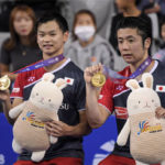 A memorable moment for Hiroyuki Endo/Yuta Watanabe (left) after winning the Korea Open. (photo: AFP)