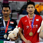 Runner-up Tommy Sugiarto (left) poses for a picture with winner Chou Tien Chen during the podium ceremony at the Korea Open. (photo: AFP)