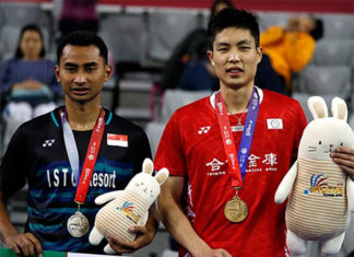 Runner-up Tommy Sugiarto (left) poses for a picture with winner Chou Tien Chen during the podium ceremony at the Korea Open. (photo: AFP)