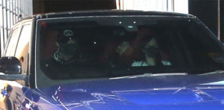 Lee Chong Wei and family leave Subang airport with a blue SUV. (photo: Sinchew)