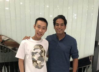 Lee Chong Wei and Khairy Jamaluddin pose for picture. (photo: Khairy Jamaluddin)