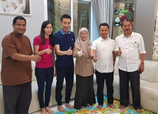 Thumbs-Up from BAM President Norza Zakaria (second right), Datuk Seri Dr Wan Azizah binti Wan Ismail, Lee Chong Wei, Lee's wife Wong Mew Choo. (photo: Datuk Seri Dr Wan Azizah binti Wan Ismail's Facebook)
