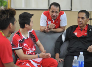 Rexy Mainaky (second Right) is absolutely the "Real Deal". He talks to the Olympic gold medalists Tontowi Ahmad/Liliyana Natsir (from Left) at a press conference. (photo: PBSI)