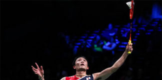 Kento Momota exacts revenge on Anthony Sinisuka Ginting in Denmark Open first round. (photo: AFP)