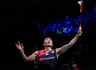 Kento Momota exacts revenge on Anthony Sinisuka Ginting in Denmark Open first round. (photo: AFP)