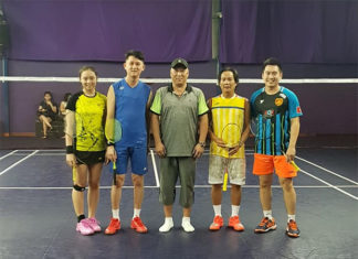 Li Yongbo takes pictures with some Malaysian players. (photo: Sports Arena Sentosa Facebook)