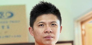 Wong Choong Hann should team up with his "Shifu" - one of the all-time badminton legend, Han Jian, in order to to revive Malaysian badminton. (photo: AFP)