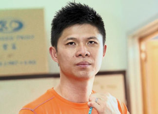 Wong Choong Hann should team up with his "Shifu" - one of the all-time badminton legend, Han Jian, in order to to revive Malaysian badminton. (photo: AFP)