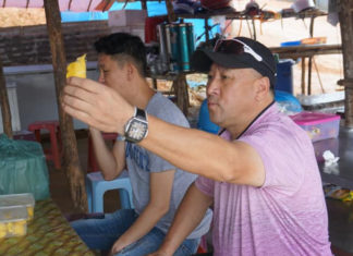 Li Yongbo enjoys the Musang King durian. (photo: Nanyang)
