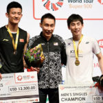 Chen Long (L), Son Wan Ho (R) honor Lee Chong Wei by taking photo with him at the Malaysia Masters award ceremony. (photo: Bernama)
