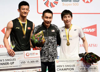 Chen Long (L), Son Wan Ho (R) honor Lee Chong Wei by taking photo with him at the Malaysia Masters award ceremony. (photo: Bernama)