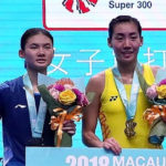 Michelle Li (R) and Han Yue pose for picture during the Macau Open award ceremony. (photo: AFP)