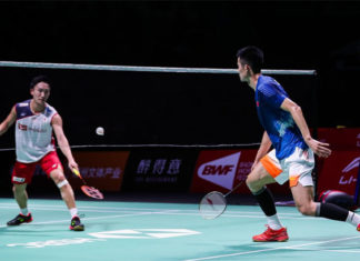 Kento Momota (L) battles past Chen Long in China Open semi-final. (photo: AFP)