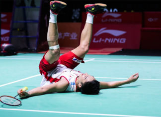 Kento Momota collapses on the court after scoring the match point. (photo: AFP)