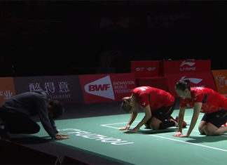 Lee So Hee/Shin Seung Chan bend both their knees and bow to Ra Kyung-min after winning the 2018 China Open.