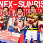 Marcus Fernaldi Gideon/Kevin Sanjaya Sukamuljo and Takeshi Kamura/Keigo Sonoda pose for pictures after the match. (photo: AFP)