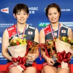 Yuki Fukushima/Sayaka Hirota show their Hong Kong Open gold medals during the award ceremony. (photo: AFP)