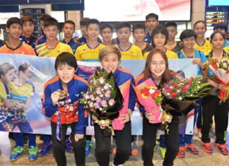 Goh Jin Wei, Toh Ee Wei, Pearly Tan Koong Le (from left) return to Malaysia on Tuesday. (photo: AFP)