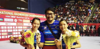 Chow Mei Kuan (R)/Lee Meng Yean (L) pose with their coach Rosman Razak after winning the 2018 Syed Modi International Badminton Championships. (photo: BAM's Facebook)