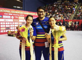 Chow Mei Kuan (R)/Lee Meng Yean (L) pose with their coach Rosman Razak after winning the 2018 Syed Modi International Badminton Championships. (photo: BAM's Facebook)