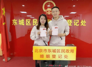Zhang Nan and Tian Qing show their marriage certificate at the Marriage Registration Office of Beijing. (photo: Zhang Nan's social media)