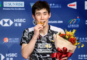 Son Wan Ho poses for picture after winning the 2018 Korea Masters. (photo: AFP)