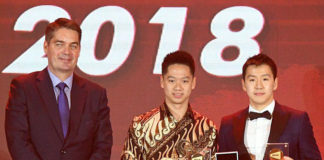 Marcus Fernaldi Gideon/Kevin Sanjaya Sukamuljo win the 2018 'Male Player of the Year' award. (photo: BWF)