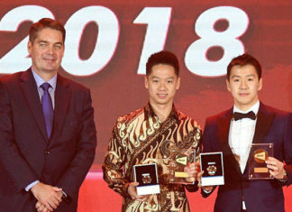 Marcus Fernaldi Gideon/Kevin Sanjaya Sukamuljo win the 2018 'Male Player of the Year' award. (photo: BWF)