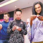 Marcus Fernaldi Gideon, Kevin Sanjaya Sukamuljo, PV Sindhu make Chinese dumpling. (photo: AFP)