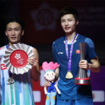 Shi Yuqi (R) beats Kento Momota to win the 2018 BWF World Tour Finals. (photo AFP)