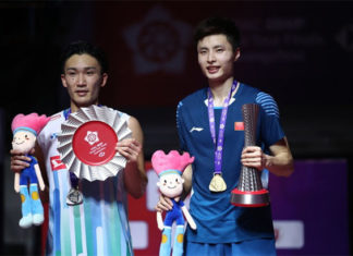 Shi Yuqi (R) beats Kento Momota to win the 2018 BWF World Tour Finals. (photo AFP)