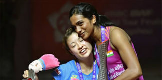 PV Sindhu (R) shows great sportsmanship towards Nozomi Okuhara after winning the 2018 BWF World Tour Finals. (photo: AFP)