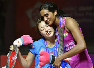 PV Sindhu (R) shows great sportsmanship towards Nozomi Okuhara after winning the 2018 BWF World Tour Finals. (photo: AFP)