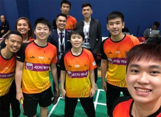 Goh Jin Wei (front middle) takes pictures with other players from Ampang Badminton Club. (photo: Ampang BC's Facebook)