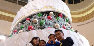 Lee Chong Wei, his wife and sons pose for a super sweet picture. (photo: Lee Chong Wei's Twitter)