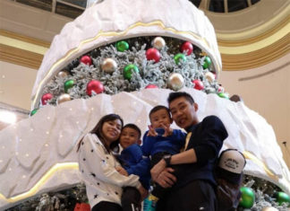 Lee Chong Wei, his wife and sons pose for a super sweet picture. (photo: Lee Chong Wei's Twitter)