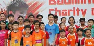 Kento Momota keeps kids motivated by teaching them how to play badminton at a charity event. (photo: Ampang Jaya's Facebook)