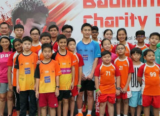 Kento Momota keeps kids motivated by teaching them how to play badminton at a charity event. (photo: Ampang Jaya's Facebook)