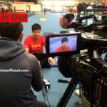 Lin Dan runs the track while reporters are interviewing Su Bingtian.