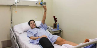Carolina Marin smiles after her surgery. (photo: Carolina Marin's Twitter)